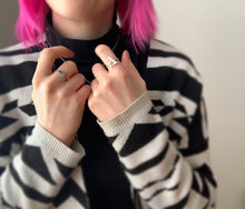 Load image into Gallery viewer, Bague minimaliste triangle en argent
